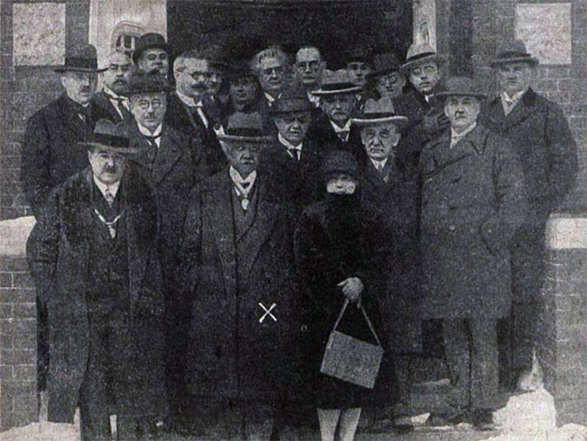 Foto antiga de grupo de cientistas