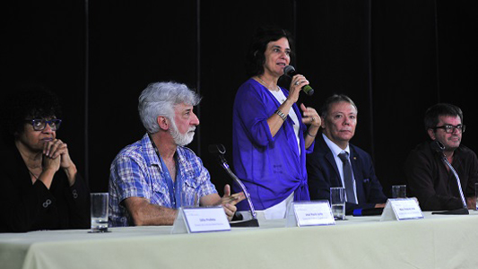 Nísia Trindade discursando na mesa de abertura