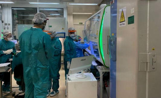 Técnicos de produção trabalhando