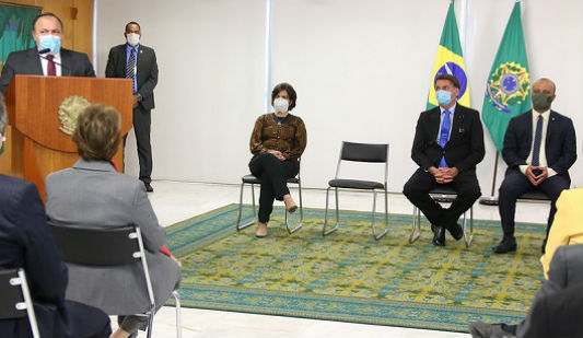 Eduardo Pazuello discursando