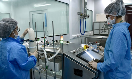 Farmacêutico trabalhando na produção de vacinas