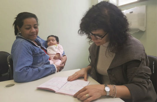 Mãe com bebê na pediatra