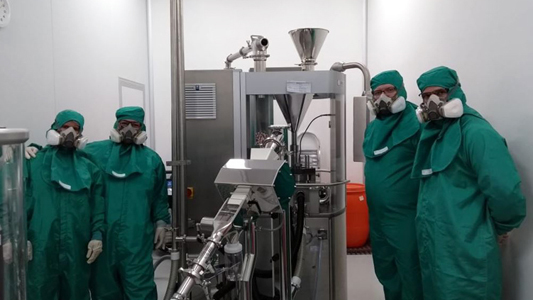 Farmacêuticos na fábrica de produção