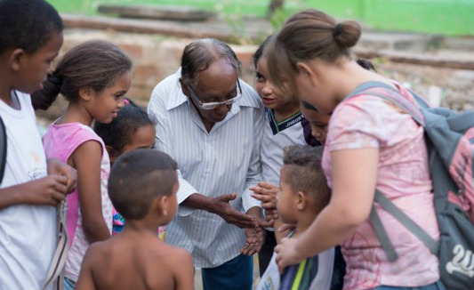 Senhor conversando com crianças