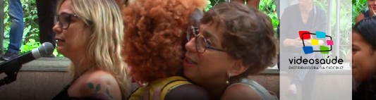 Duas mulheres se abraçando