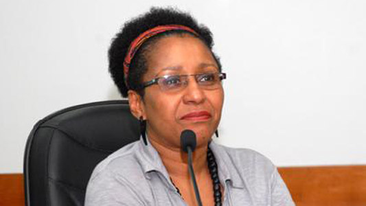 Mulher fala ao microfone