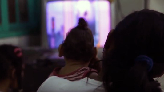 Público assistindo o filme