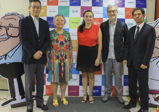 Representantes do consulado japonês e da Fiocruz Amazônia de pé reunidos