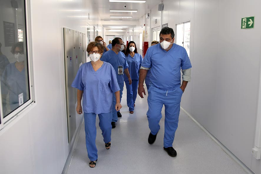 Valdilea Veloso e Alexandre Chieppe no cejntro hospitalar
