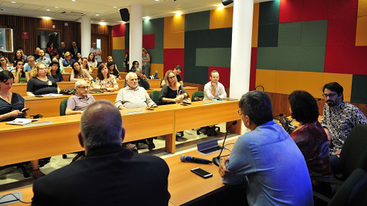 Pessoas sentadas no auditório durante o encontro