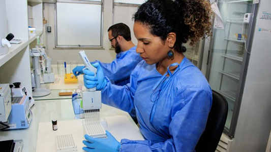 Cientista trabalhando em um laboratório