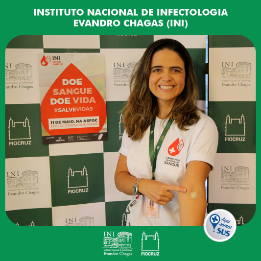 Mulher trabalhadora do INI sorrindo depois de doar sangue