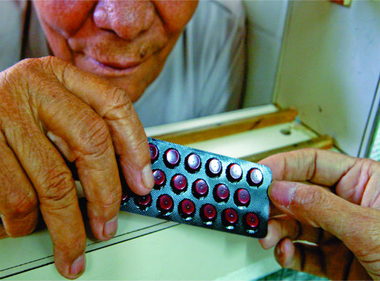 Mulher idosa buscando remédio
