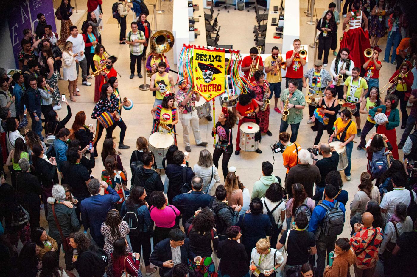Apresentação do bloco de carnaval Bésame Mucho no Museu da Vida