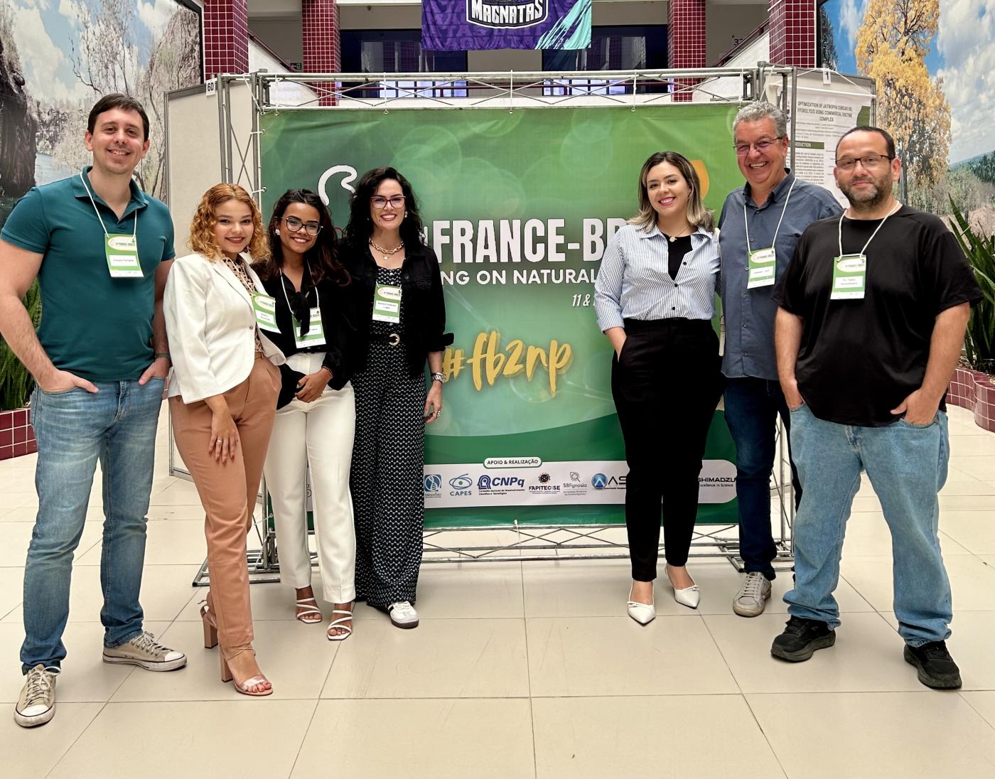 Da esquerda para a direita: Fausto Klabund Ferraris; Beatriz Scaramelo Ferreira; Yasmin Crelier Gomes da Silva; Izabela Gimenes Lopes; Thais Morais de Brito; Leandro Machado Rocha, do Laboratório de Tecnologia de Produtos Naturais da UFF (coautor do trabalho vencedor da Thais Morais de Brito); e Fabio Coelho Amendoeira, chefe do DFT do INCQS/ Fiocruz