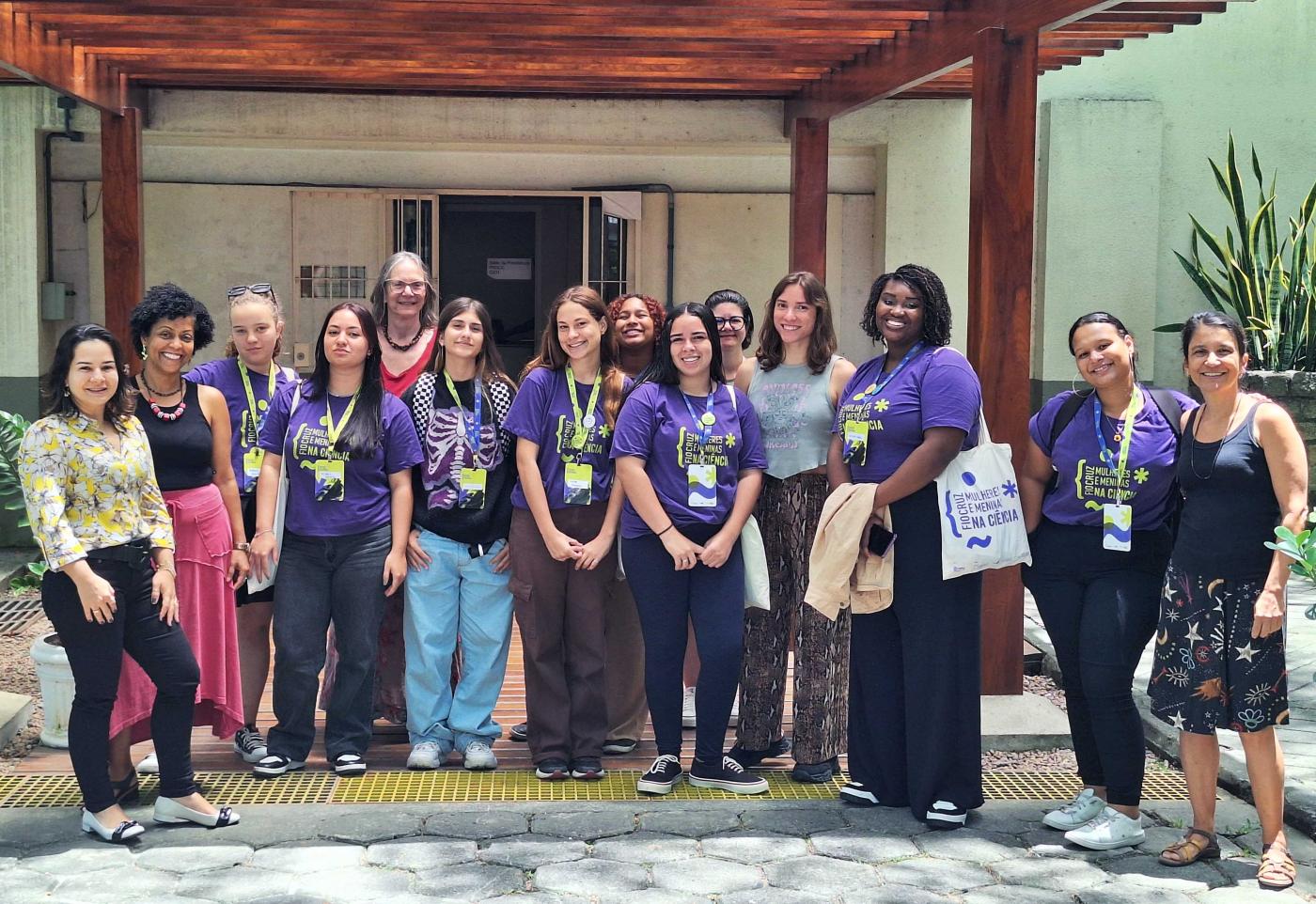 Pesquisadoras do PROCC e estudantes do ensino médio em encontro na frente do PROCC