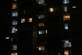 Prédio com várias luzes acesas