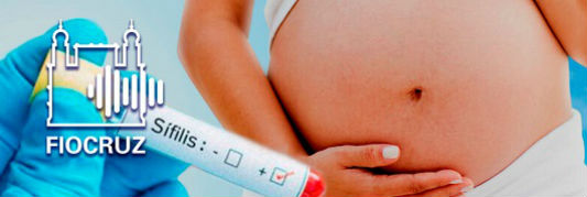 Mulher grávida com a mão na barriga