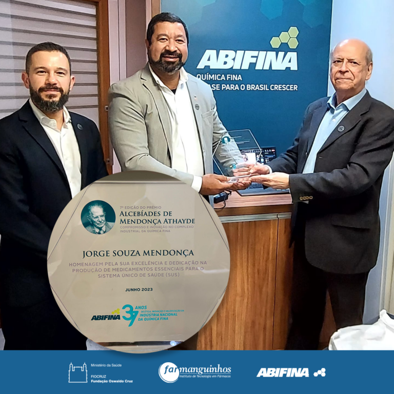 Jorge Mendonça recebendo o prêmo da Abifina