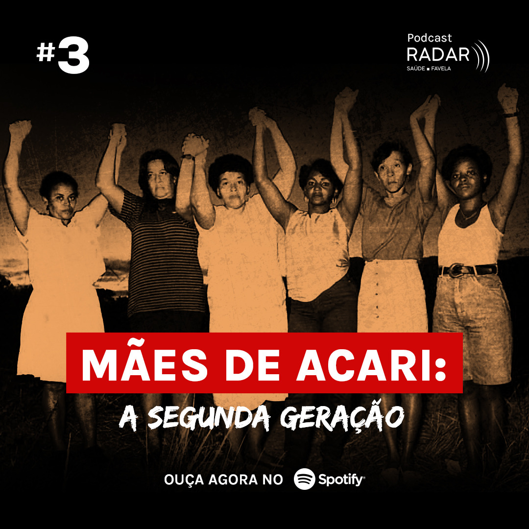 Mães de Acari com as mãos dadas e levantadas