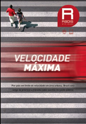 Duas pessoas atravessando a rua