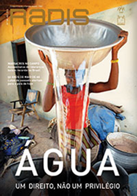 Mulher carregando bacia de água na cabeça