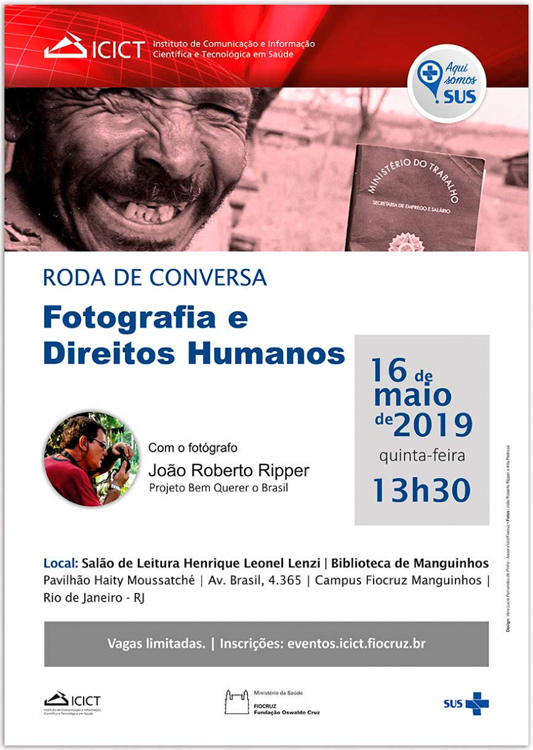 Foto de um homem com uma carteira de trabalho na mão