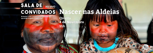 Mãe indígena com bebê no coclo