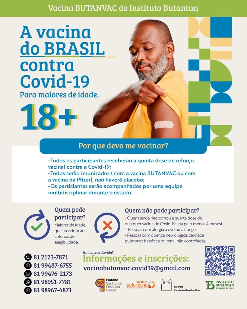 Homem mostrando o braço vacinado