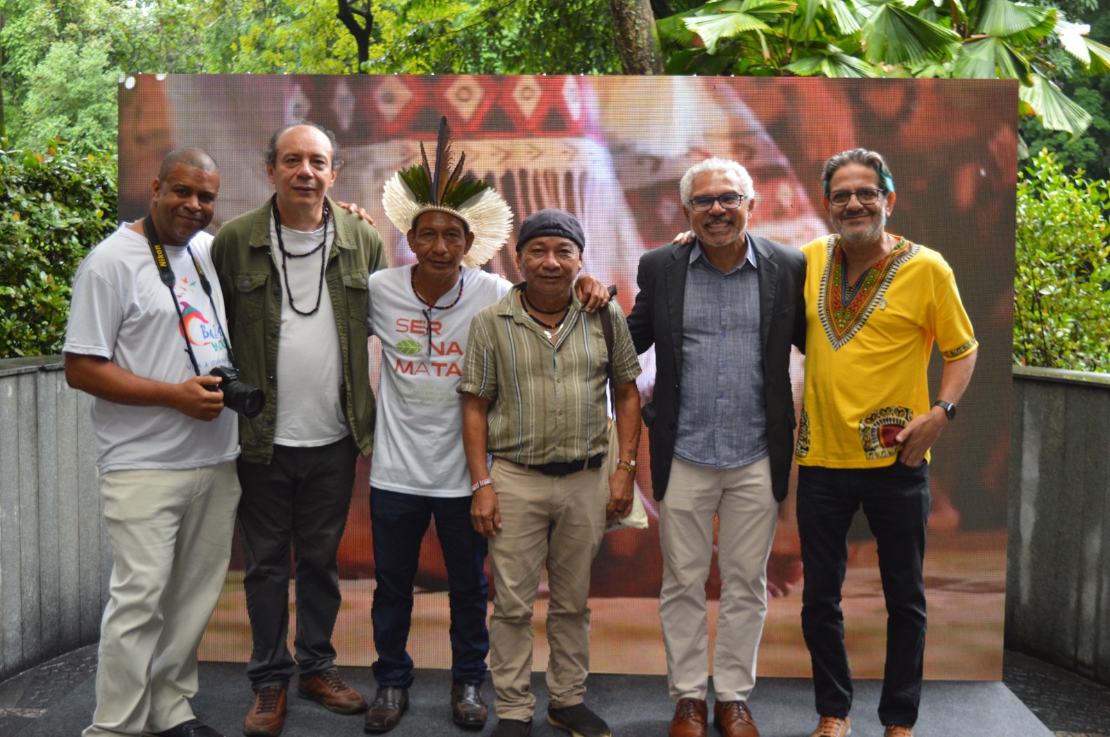 Homens reunidos no palco na abertura do evento Abril Indígena