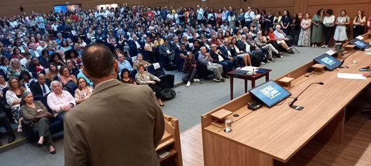 Ao concluir seu discurso, o presidente parabenizou a todos os trabalhadores e estudantes da Fundação (foto: Peter Ilicciev)