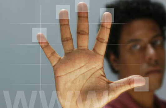 Homem simulando uma navegação interativa