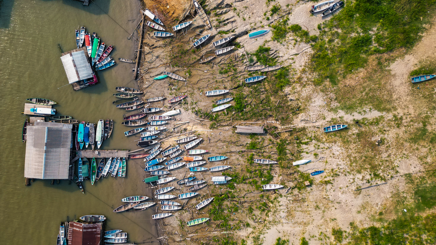 Barcos encalhados na terra após a seca de um rio no Amazonas