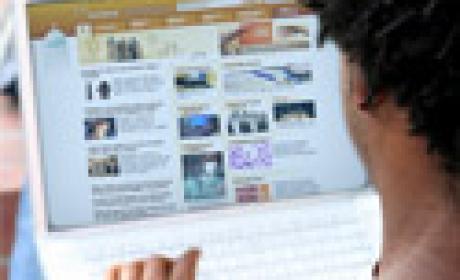 Fotomontagem: Luciana Baptista/ Fiocruz Rapaz de costas olha o Portal Fiocruz numa tela de computador