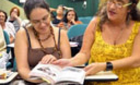 Foto: site EdPopSUS Mulheres folheiam um livro