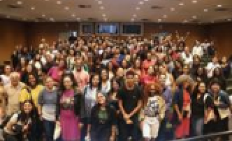 Auditório da Escola Nacional de Saúde Pública Sérgio Arouca lotado de pessoas que posam em pé para uma foto