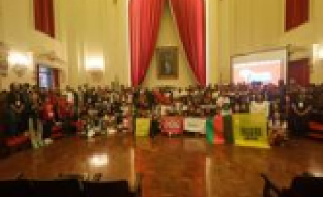 grupo de pessoas posando em um amplo salão na Universidade Federal de São Paulo