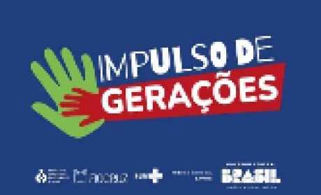 Logo do projeto Impulso de Gerações. Fundo azul com letras brancas e ilustração de duas mãos juntas em vermelho e verde