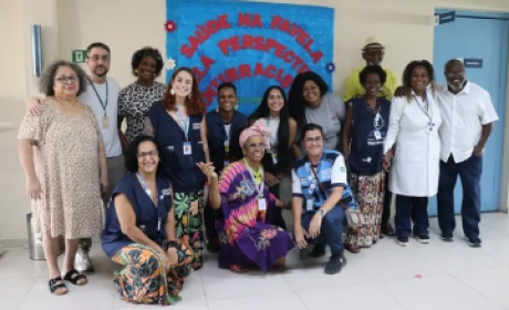 Imagem: divulgação coordenadores e participantes do projeto posando juntos para a foto