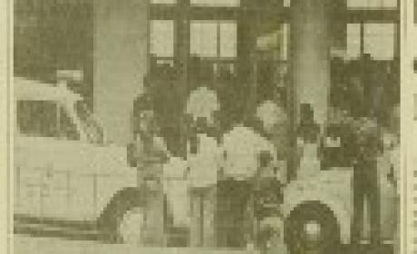 Crédito: Casa de Oswaldo Cruz Porta do hospital Emílio Ribas lotado, no ano de 1974, durante a epidemia de meningite