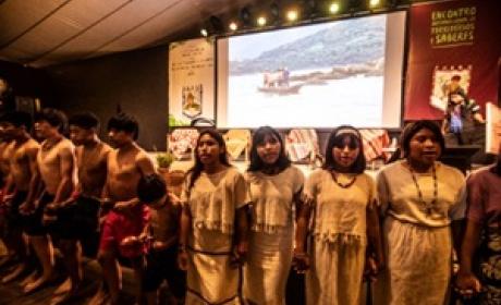 Nove jovens indígenas na abertura do 1° Encontro Internacional de Territórios e Saberes
