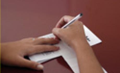 Foto: Raul Santana / Multimagens Fiocruz Detalhe de estudante fazendo anotações