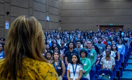 Estudantes de iniciação científica lotaram o auditório de Bio-Manguinhos, na abertura da 33ª RAIC Estudantes de iniciação científica lotaram o auditório de Bio-Manguinhos, na abertura da 33ª RAIC