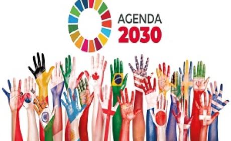 Ilustração com mãos levantadas pintadas com as bandeiras de vários países e o logo da Agenda 2030 sobre fundo branco