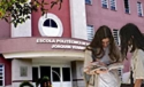 Estudantes observam anotações diante do prédio da Escola Politécnica