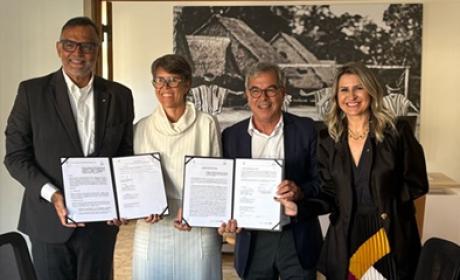 Mario Moreira, presidente da Fiocruz e representantes das entidades envolvidas no acordo exibem documento assinado Mario Moreira, presidente da Fiocruz e representantes das entidades envolvidas no acordo exibem documento assinado