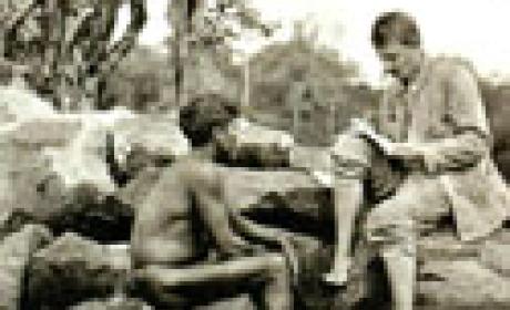 Foto: Reprodução de imagem do cartaz do evento/ Fiocruz Amazônia Foto antiga, em preto e branco, mostra pesquisador fazendo anotações diante de um índio