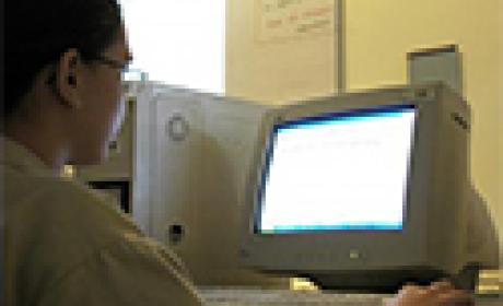 Foto: Stock.Xchng / Montagem: Luciana Baptista Estudante em frente a um computador