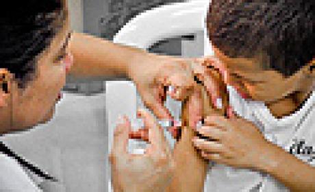 Foto: Vinicius Marinho/ Multimagens Fiocruz Enfermeira aplica vacina no braço de um menino