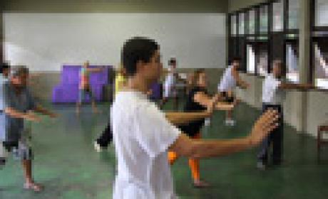 Ioga, reiki, homeopatia, acupuntura e tai chi chuan são algumas das práticas integrativas e complementares (PIC) ofertadas nos serviços de saúde Sala de aula com alunos fazendo práticas integrativas
